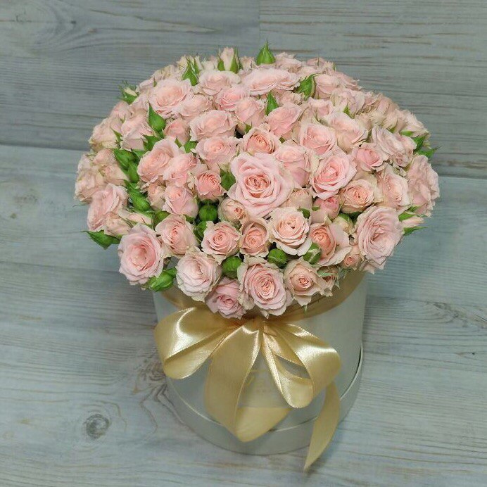 Шляпная коробочка из кустовых роз