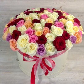 Шляпная коробка из 101 разноцветной розы
