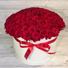 Шляпная коробка из 101 красной розы