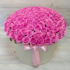 Шляпная коробка из 101 розовый розы
