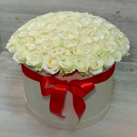 Шляпная коробка из 101 белой розы
