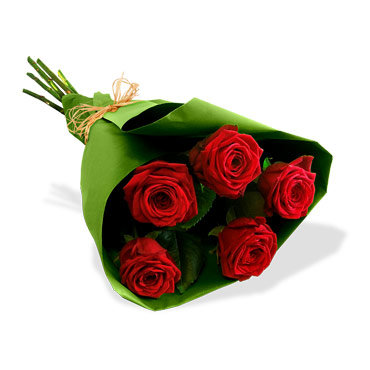 Букет из пяти красных роз в зеленом крафте