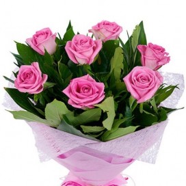 Букет из 7 сине-розовых роз с зеленью