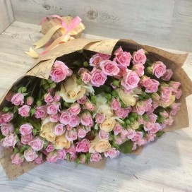 Букет из 29 красивых кустовых роз