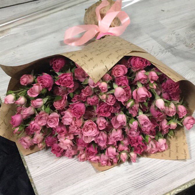 Букет из 29 розовых кустовых роз