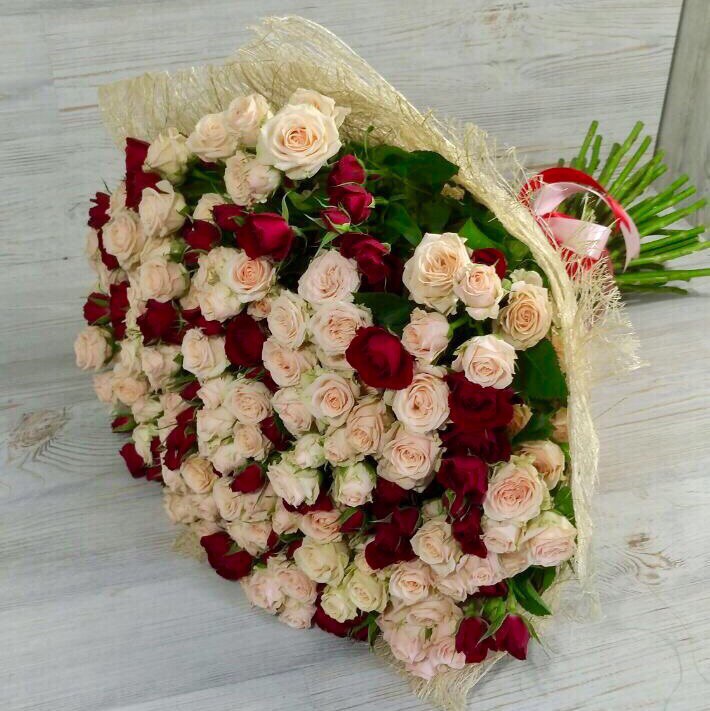 Букет из 39 разноцветных кустовых роз