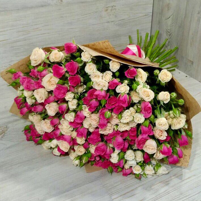 Букет из 39 чудесных кустовых роз