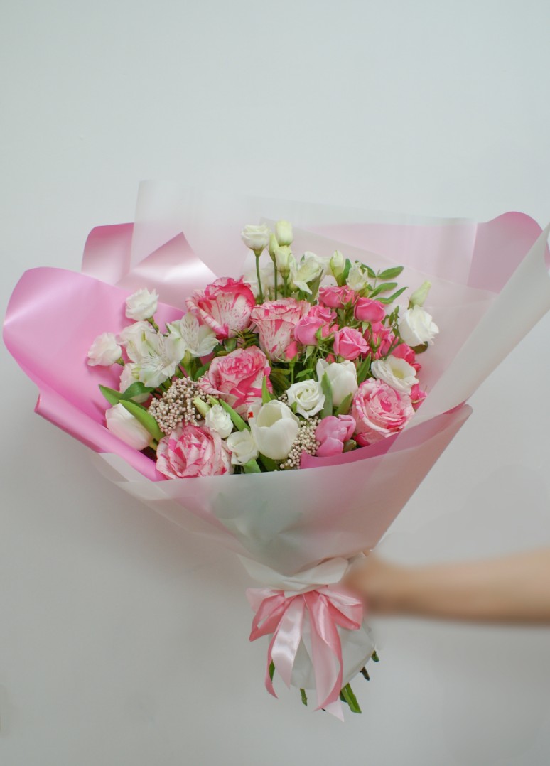 Розовый букет с эустомой и тюльпанами